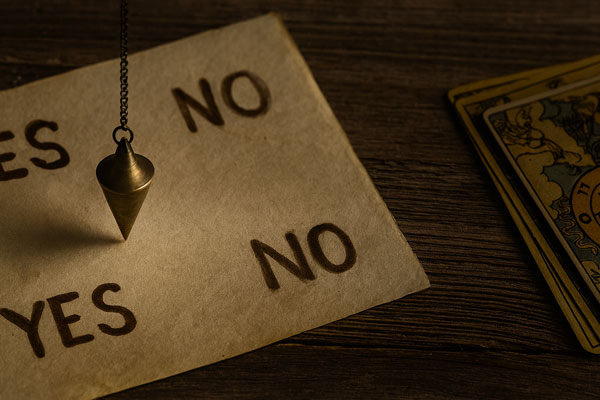 سوال پرسیدن با آونگ و پیشگویی با پاندول